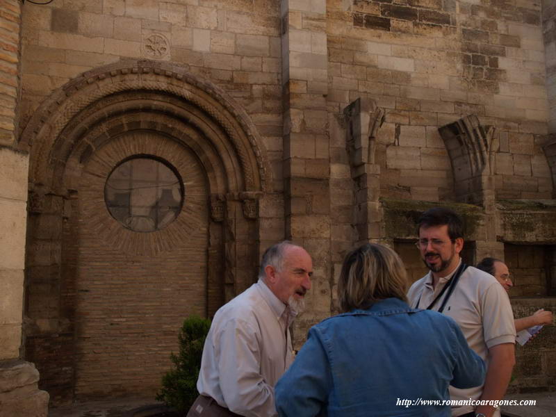 MONTSE, JOSE LUIS Y DAVID, ANTE LA PORTADA NORTE